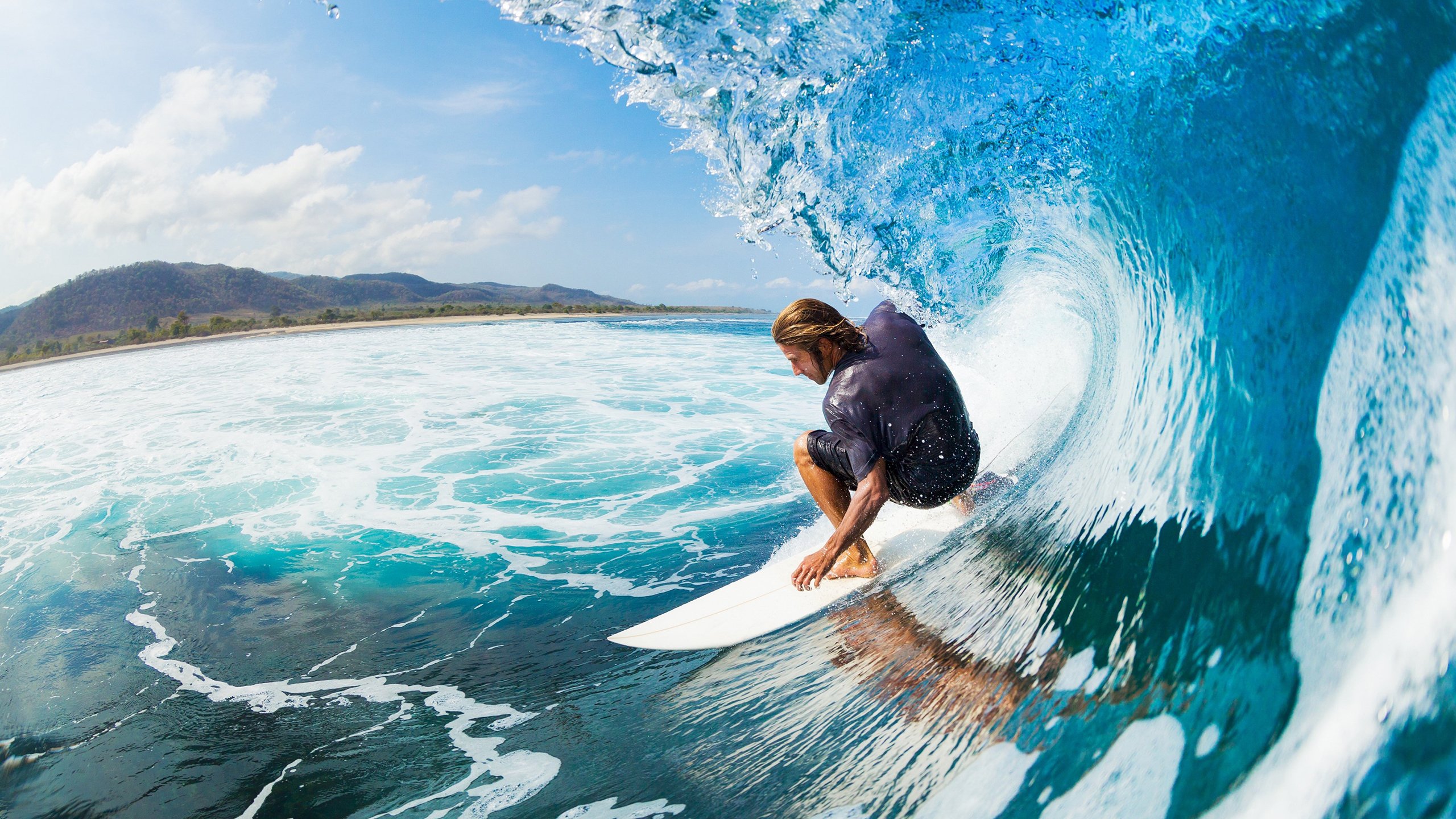 “高新体育中心：沙滩排球赛事燃起热潮，选手拼劲力”